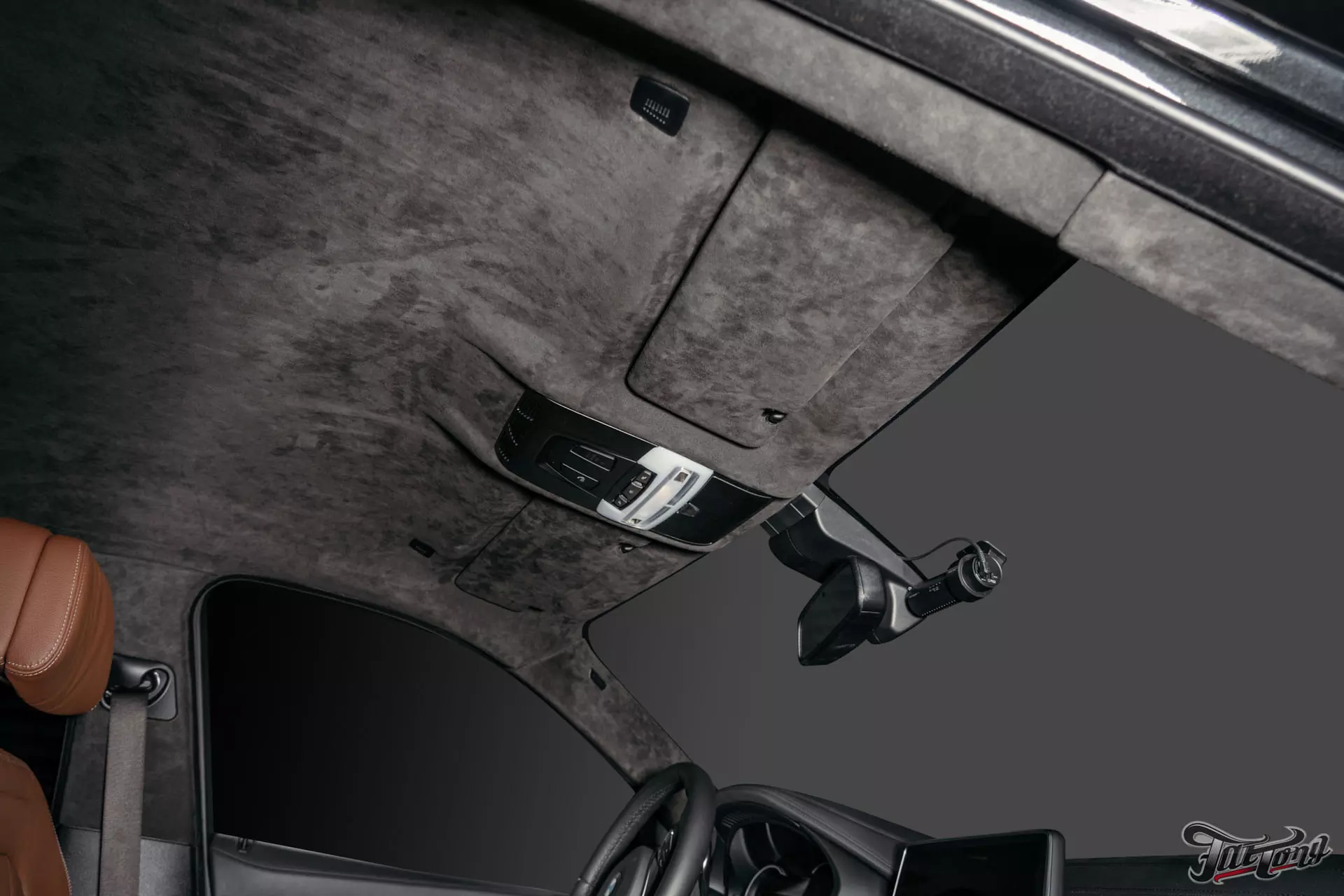 BMW X6. Перетяжка потолка в алькантару. Установка дополнительных сеток в бампер